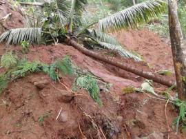 TANAH LONGSOR DI SINOM DESA KEDUNGPOH