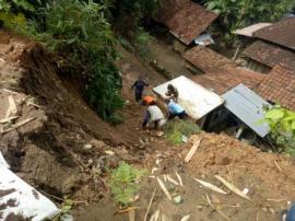 TANAH LONGSOR DI PADUKUHAN GOJO DESA KEDUNGPOH