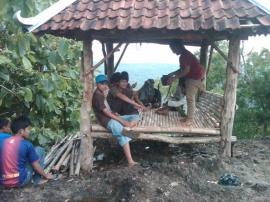 Mendirikan Gazebo di Sebelah Batu Tempel