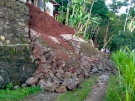 Tanah longsor kedungpoh lor rt.4